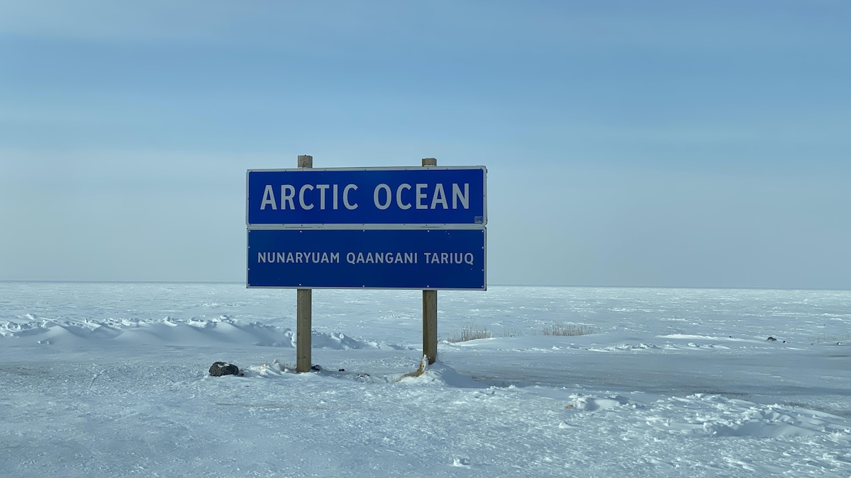 Une pancarte indique que l'océan Arctique se trouve tout près.