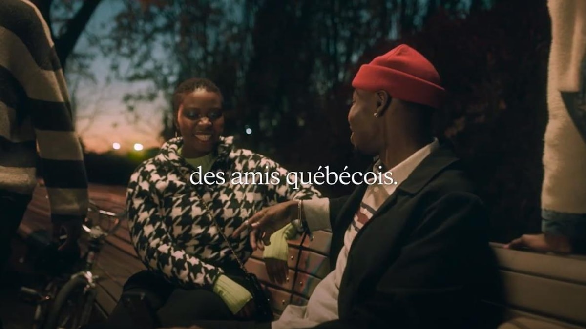 Deux personnes noires assises sur un banc de parc avec, en surimpression, les mots «des amis québécois».