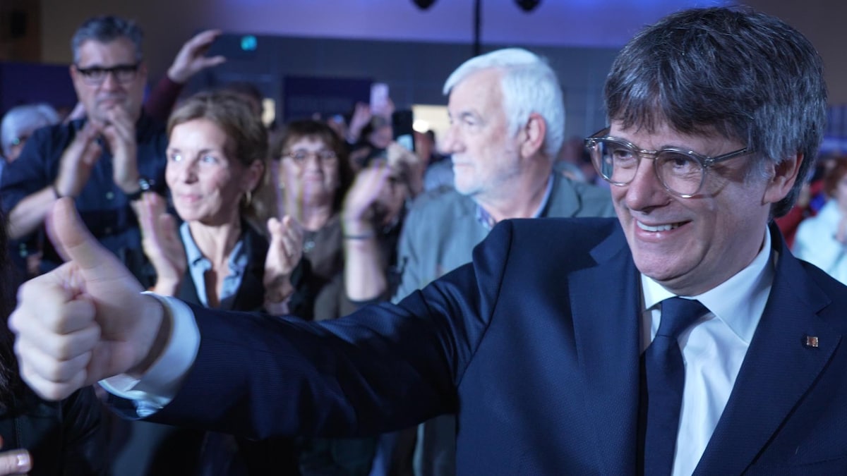L’ex-président de la Catalogne Carles Puigdemont devant ses partisans à Argelès-sur-Mer, dans le sud de la France.