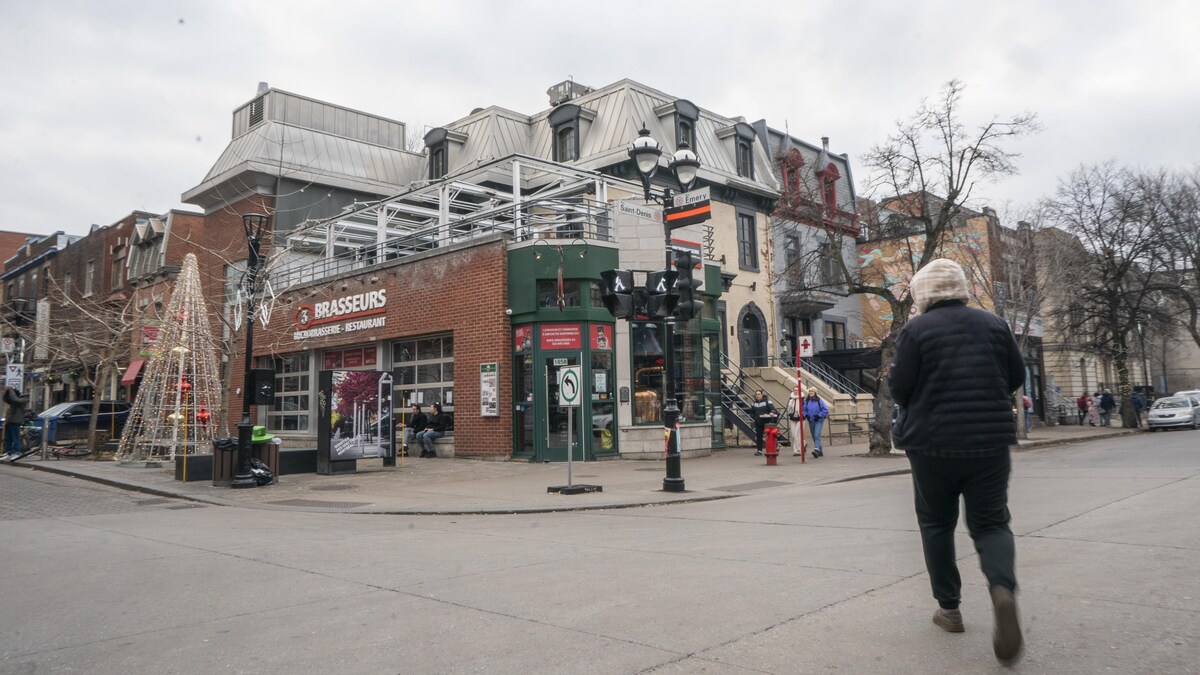 La rue Saint-Denis entre Ontario et de Maisonneuve, à Montréal.