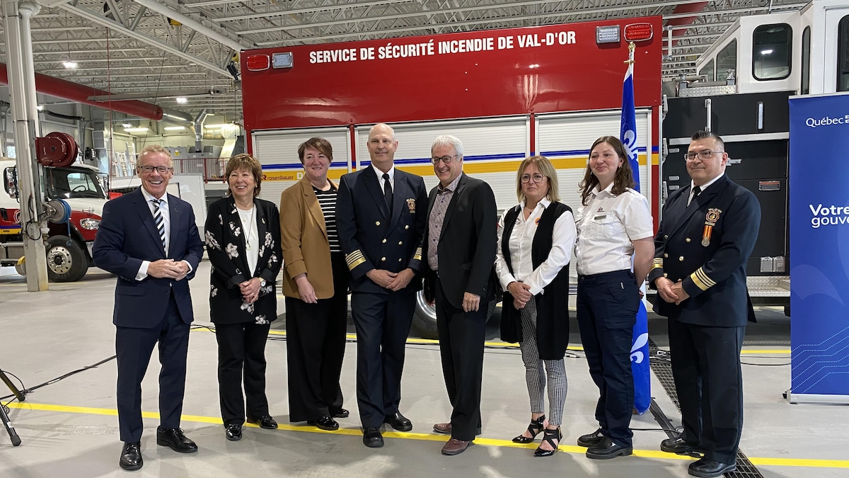 Québec annonce un investissement de plus de 1,1 million de dollars sur 4 ans pour la mise en place de mesures d'atténuation des risques liés aux feux de forêt dans la région.