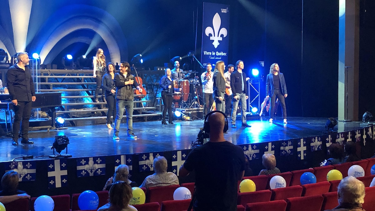 Des membres de Québec Issime sur scène devant un public distancié. 