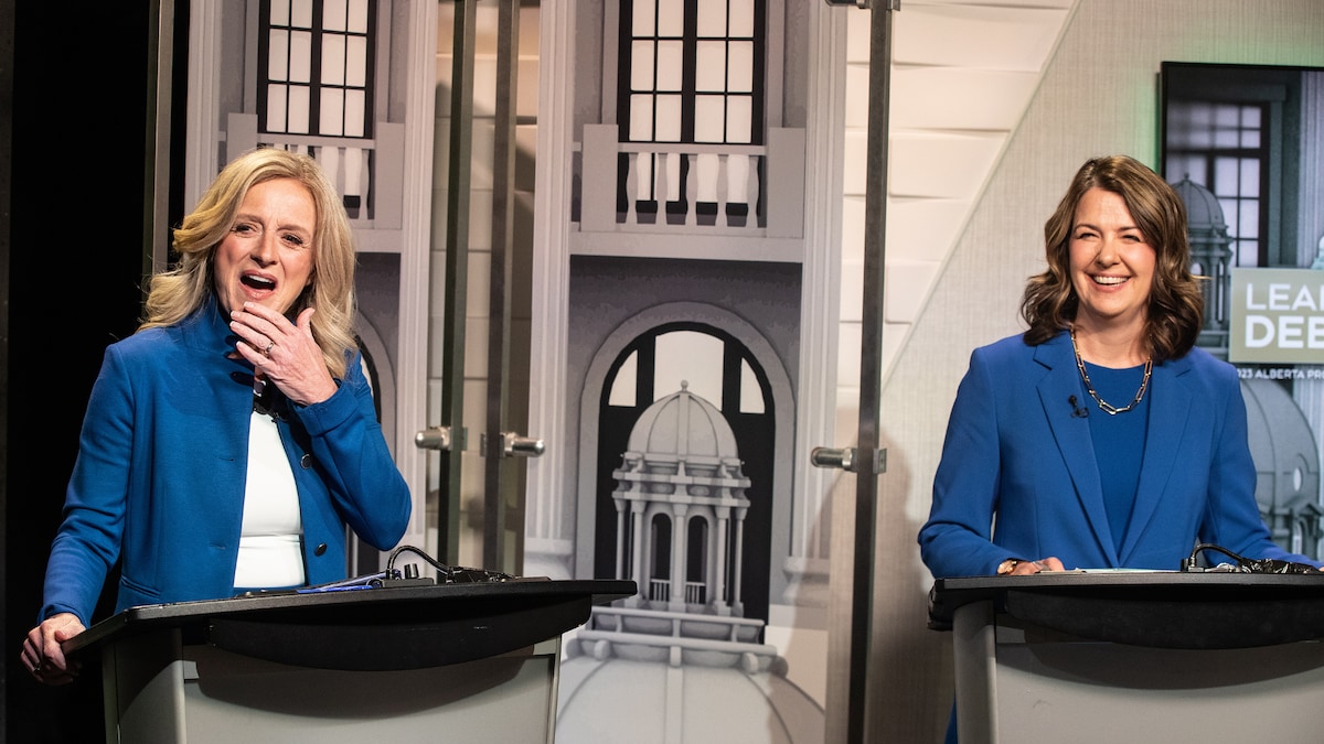 Rachel Notley et Danielle Smith dernières des pupitres, juste avant le débat qui a eu lieu le 18 mai 2023, à Edmonton, en Alberta.