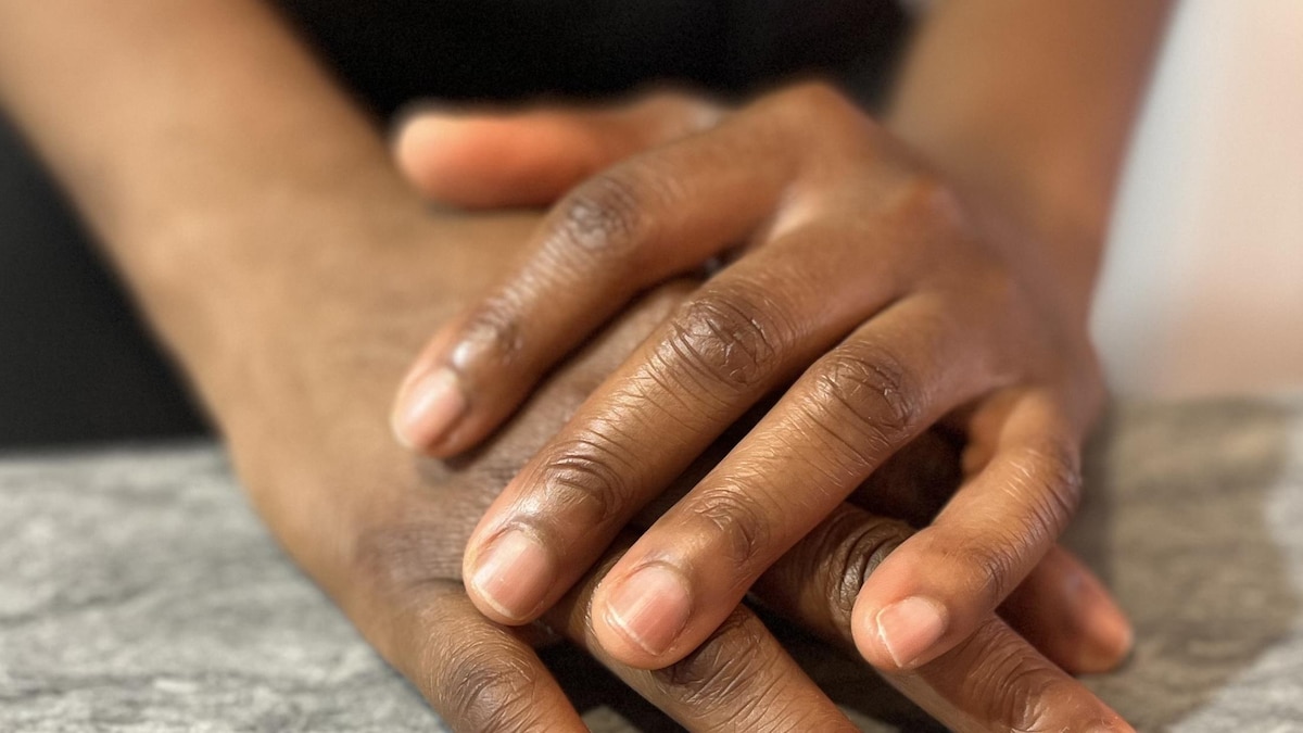 Les mains d'une personne noire.