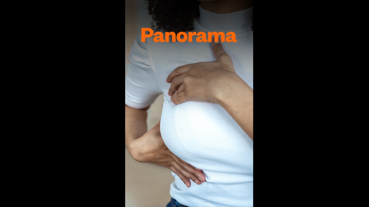 Une femme palpe ses seins.
Le logo de l'émission radio Panorama.