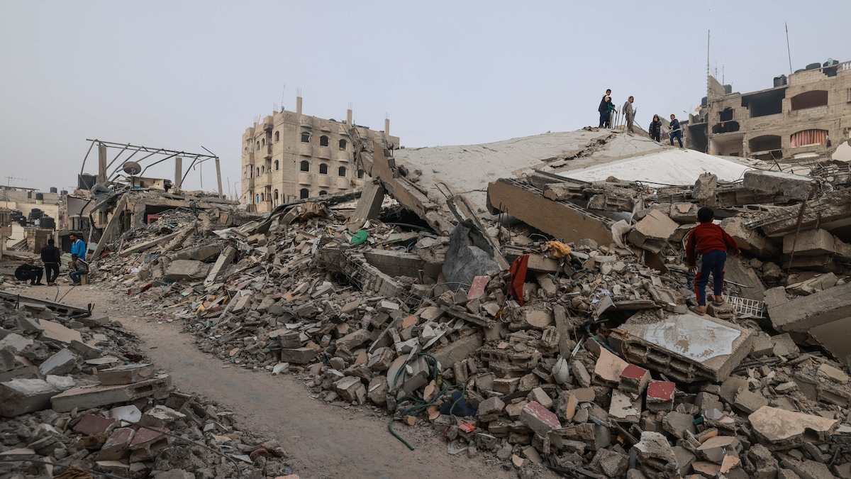 Des gens dans les décombres d'une ville bombardée en Palestine.
