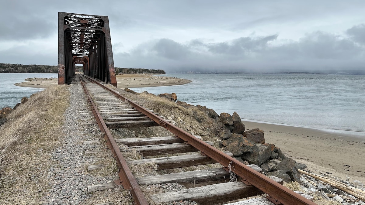 Une voie ferrée touchée par l'érosion à Gaspé