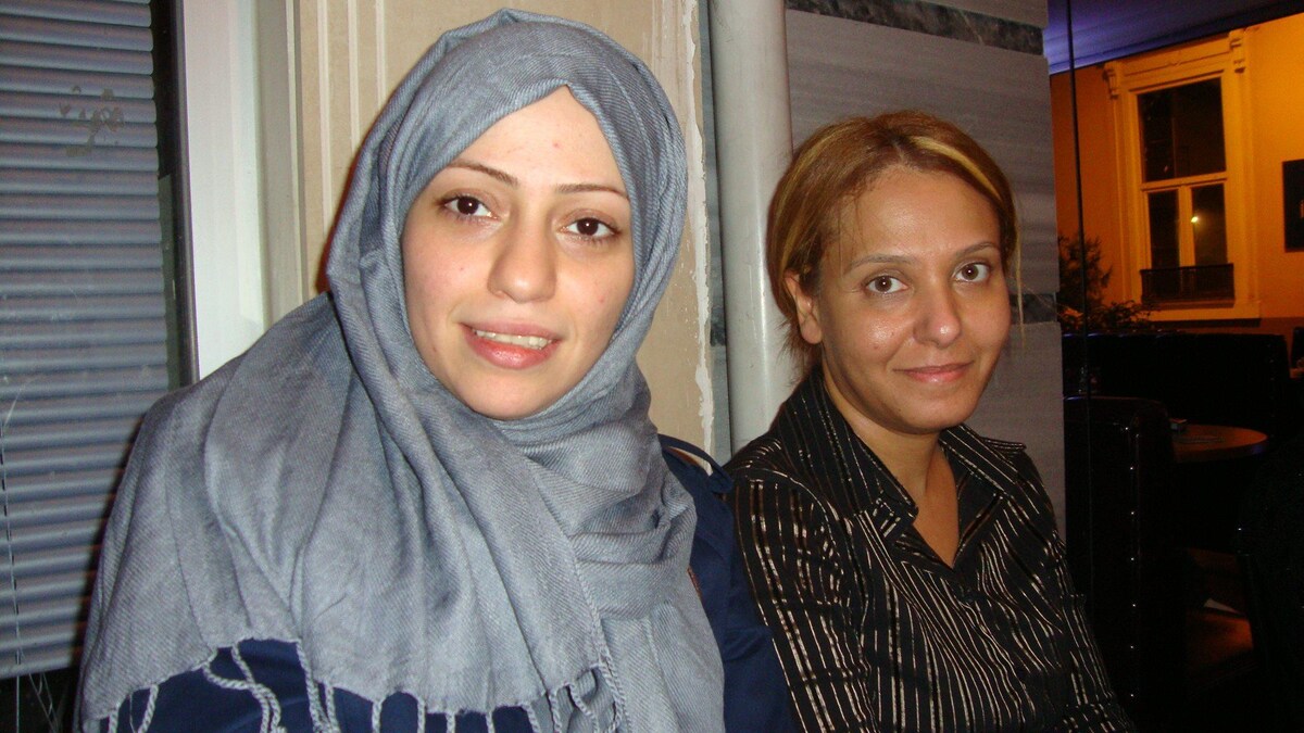 Raja Al-Idrissi, à droite, en compagnie de Samar Badawi, la soeur du blogueur saoudien Raïf Badawi. Samar et son frère sont tous les deux détenus en Arabie Saoudite.