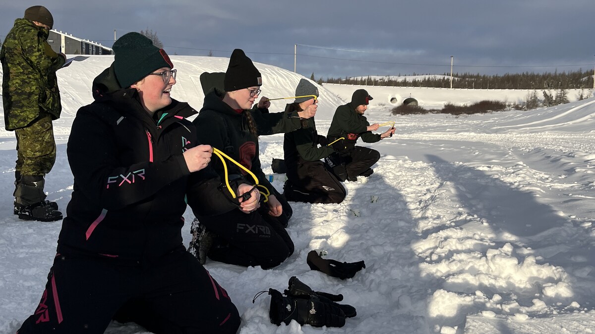 Des Rangers juniors en train de s'entraîner à la sarbacane, dans la neige, à Kuujjuaq, le 12 janvier 2024.