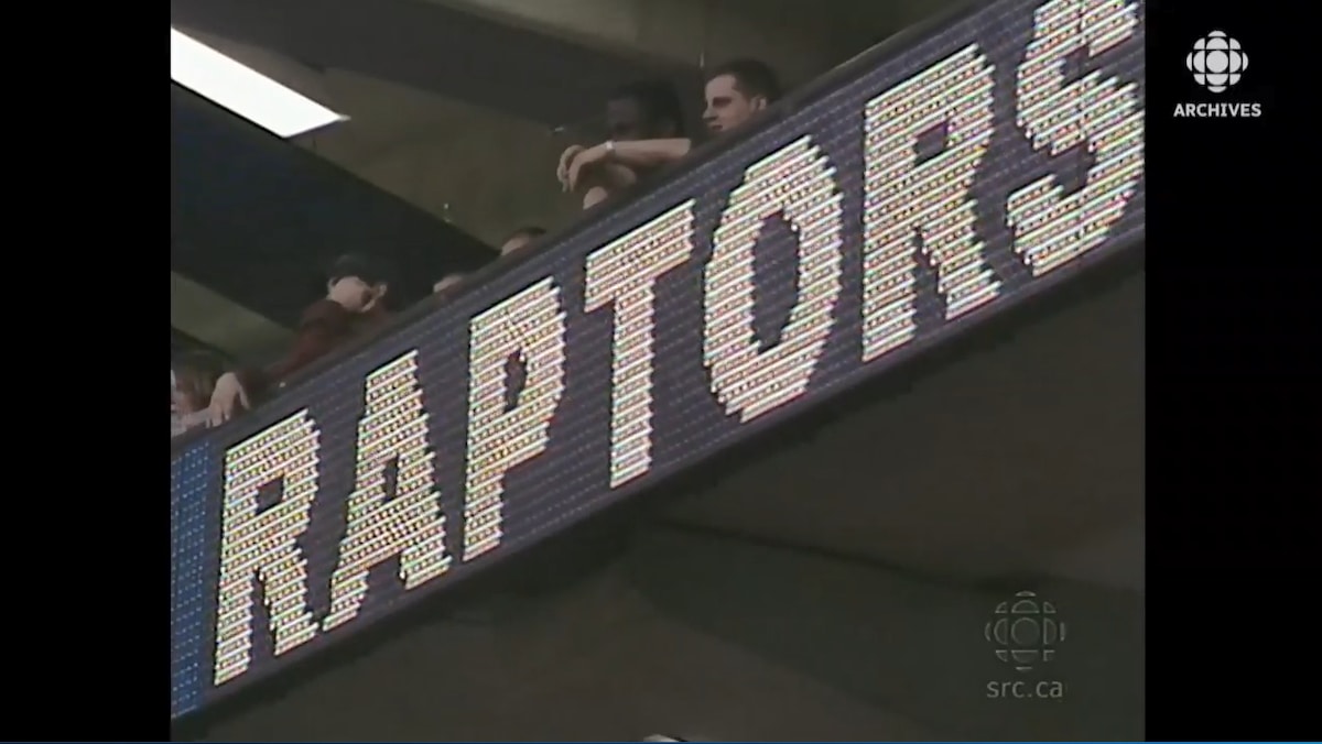 Panneau d'affichage à l'Air Canada Center avec l'inscription Raptors en gros plan.