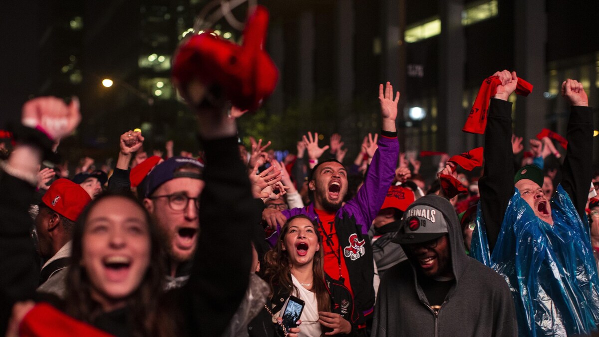 Des partisans sautent de joie après une victoire des Raptors de Toronto.
