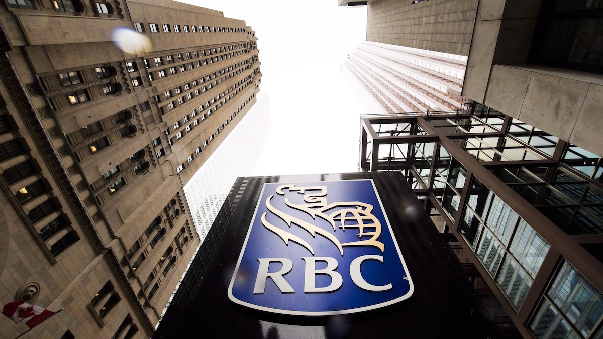 Le logo de la RBC dans le quartier des affaires à Toronto