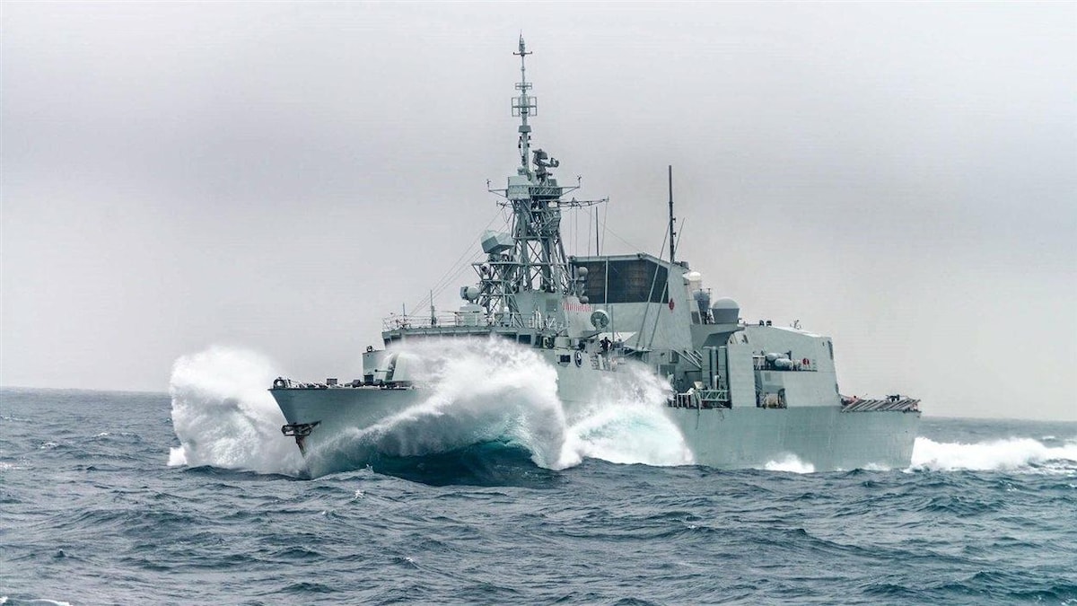 La frégate NCSM St.John's, classe Halifax, de la Marine royale canadienne 
