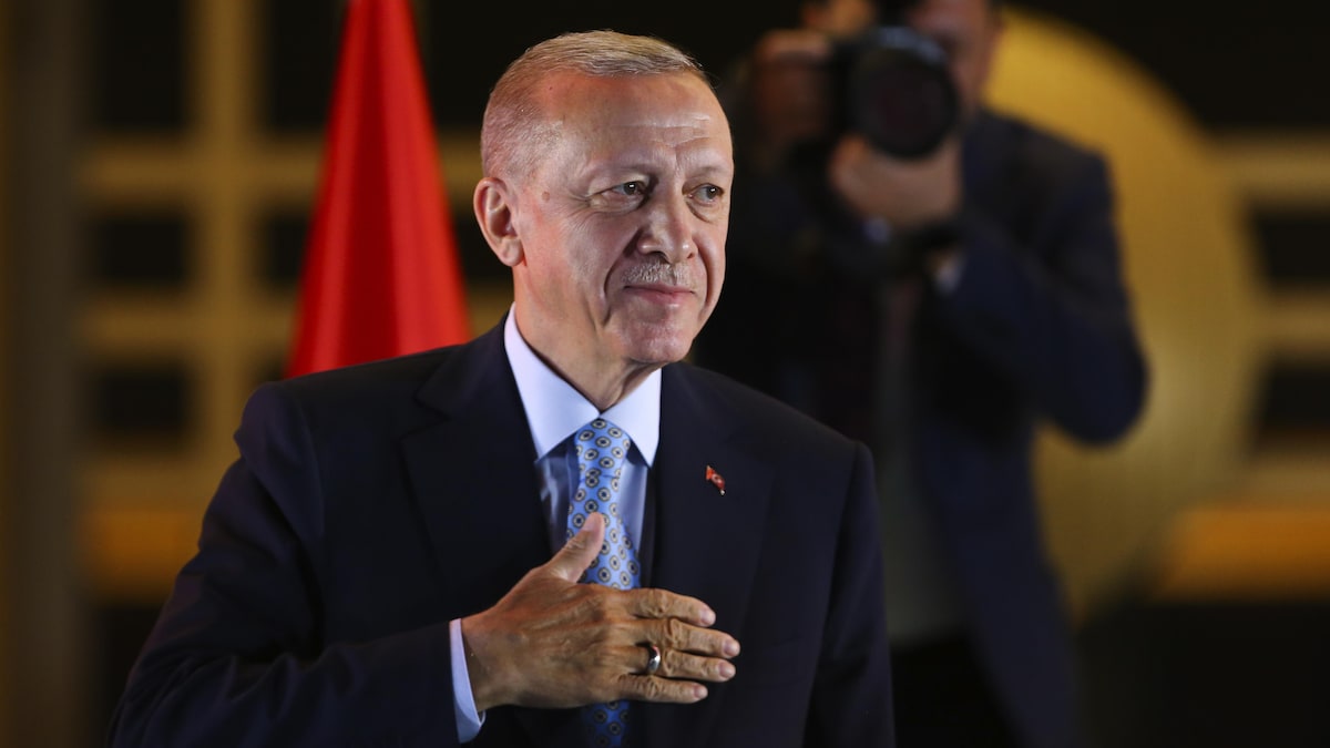 Recep Tayyip Erdogan remercie, la main droite sur le coeur, ses partisans.