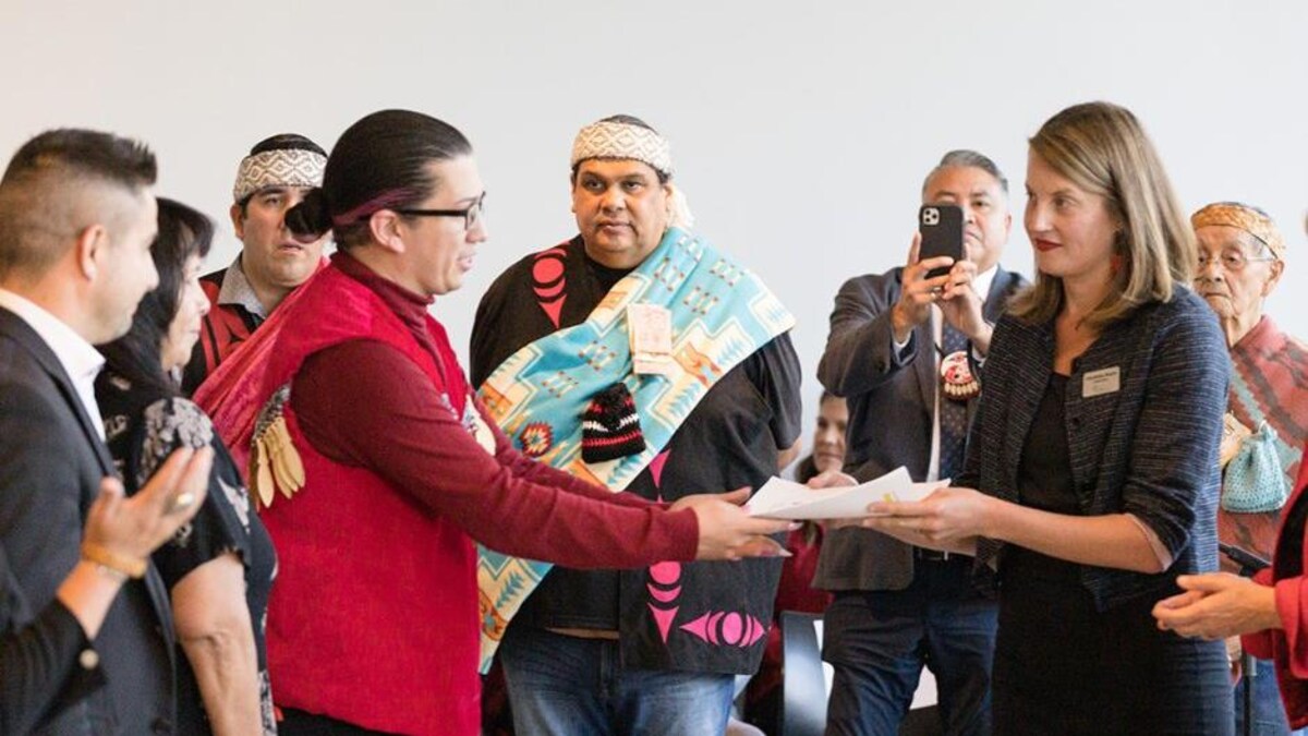 Khelsiem, président du conseil de la Première Nation Squamish serre la main à un membre de la ville de Vancouver.