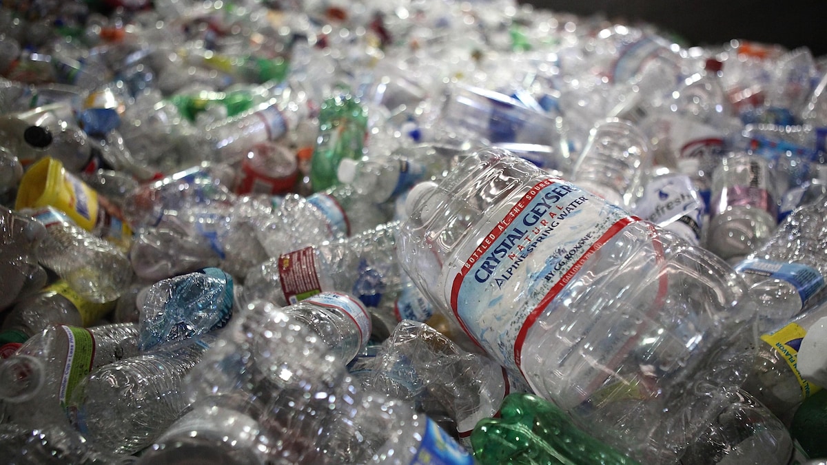 Des bouteilles d'eau en plastique dans un centre de recyclage.