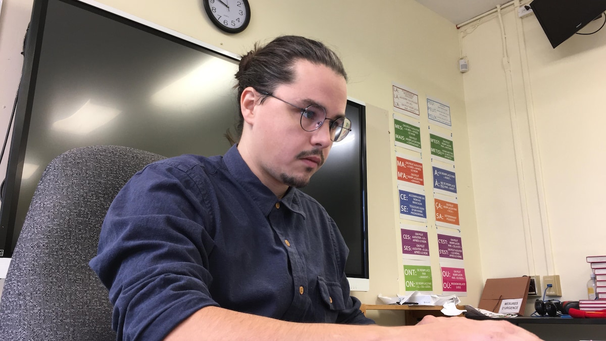 Un enseignant prépare ses cours à l'ordinateur.