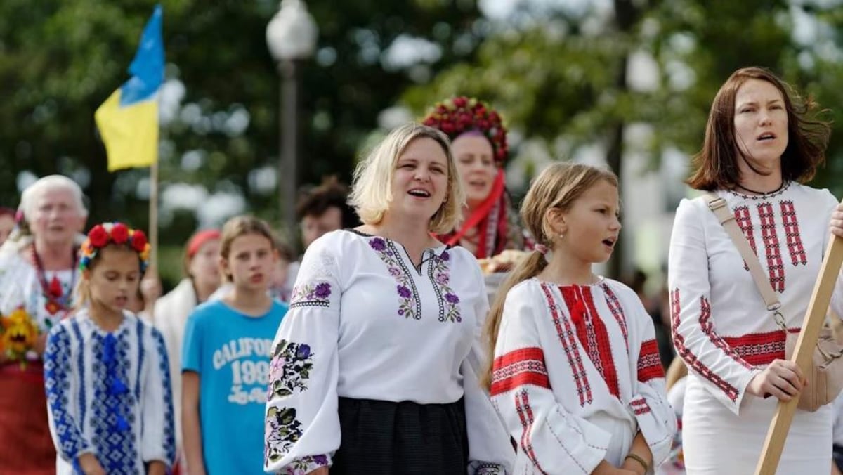 Des ressortissantes ukrainiennes défilent en vêtements traditionnels