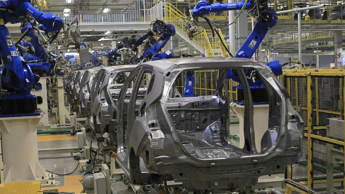 Une chaîne de production de voitures.