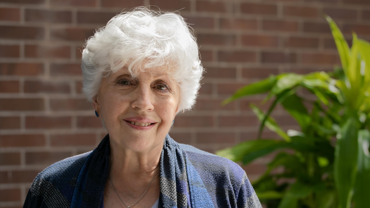 Renée Hudon regardant vers la caméra en souriant 