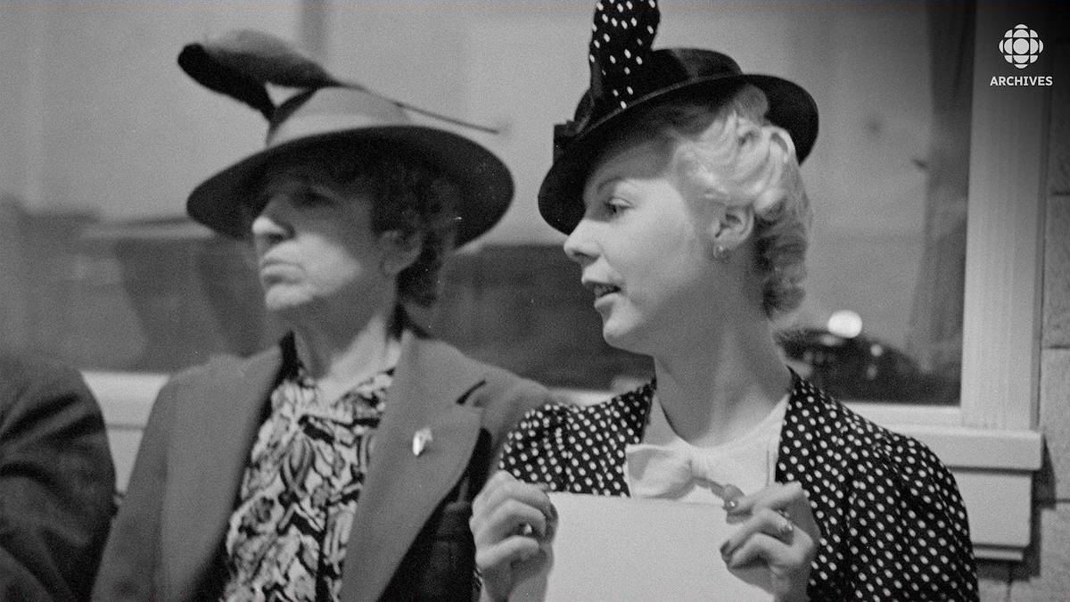 Assises dans un studio de radio, les comédiennes Jeanne Maubourg et Olivette Thibault, toutes deux portant un chapeau.