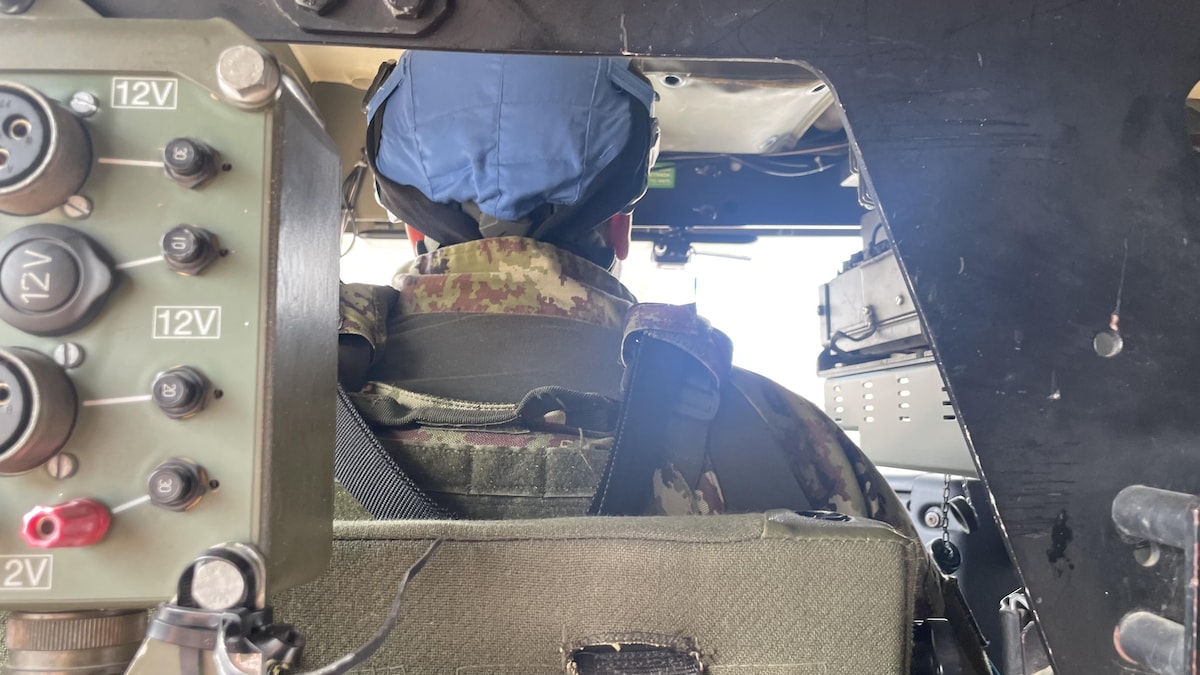 Un militaire onusien vu de dos de l'intérieur d'un char.