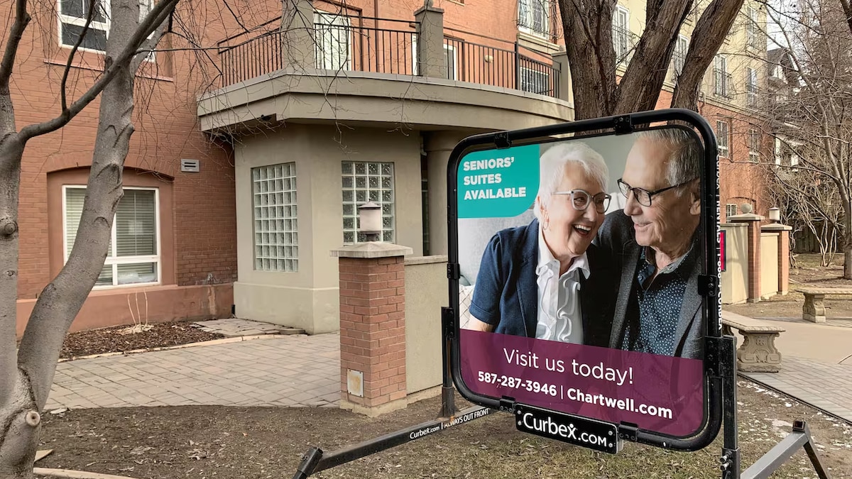 Une affiche, installée devant une maison de retraite, indique qu'il y a des logements disponibles. 