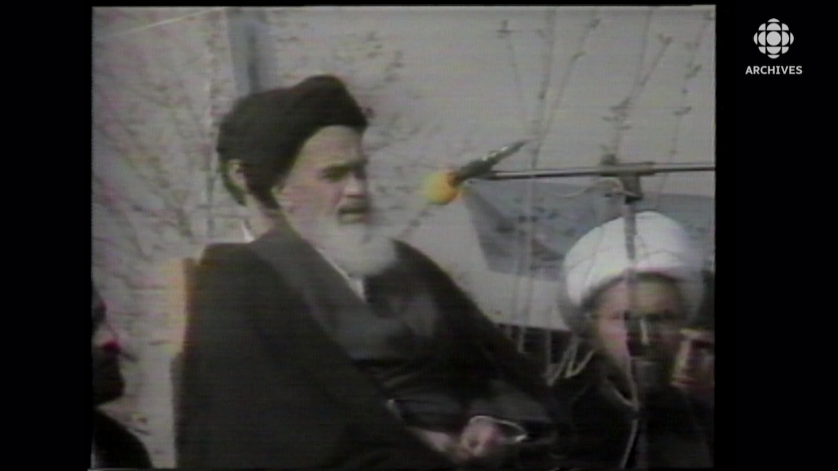 L'ayatollah Khomeini parle à la foule venue l'accueillir lors de son retour en Iran le 1er février 1979.
