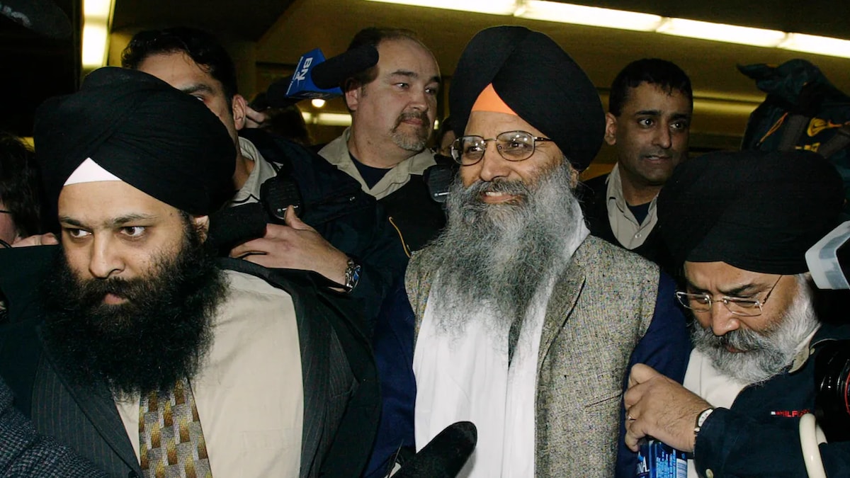 Entouré de plusieurs personnes, Ripudaman Singh Malik quitte la Cour suprême de la Colombie-Britannique en 2005 après avoir été acquitté.