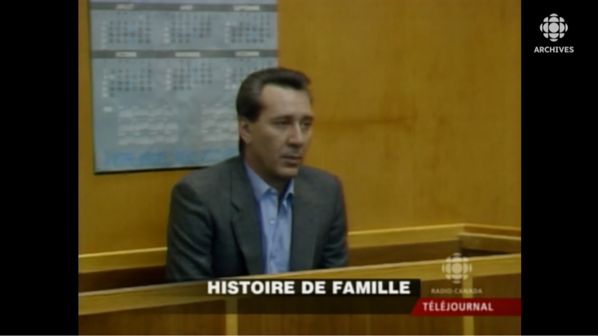 Vito Rizzutto assis dans une salle d'audience. 