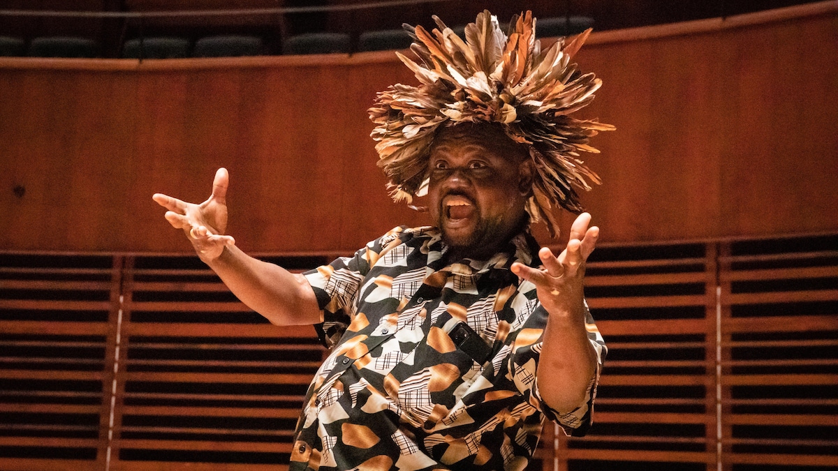 Un homme sur scène.