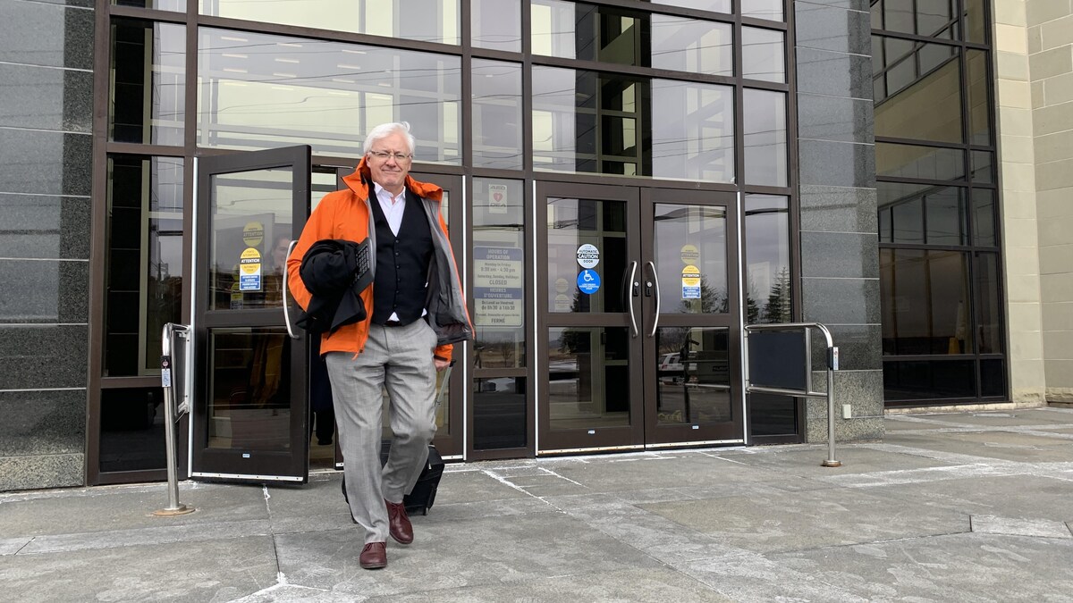 L'avocat Ronald Caza à sa sortie du palais de justice de Moncton le 25 avril 2022.