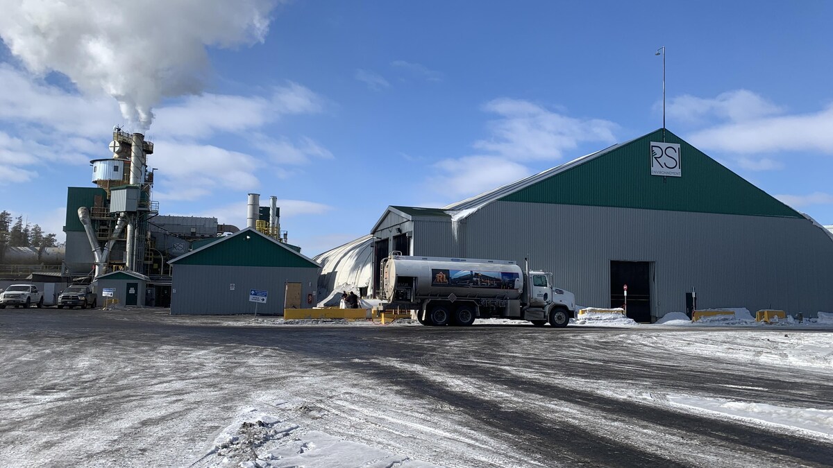 Une usine l'hiver.