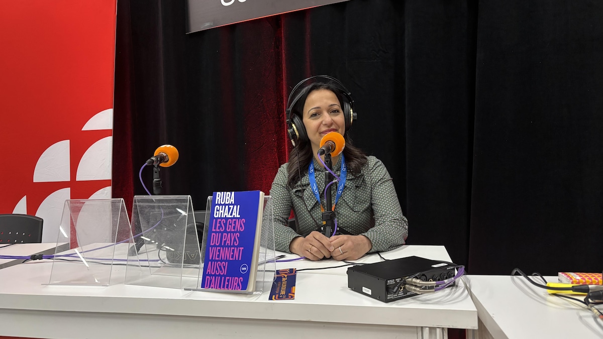 Ruba Ghazal parle de son livre Les gens du pays viennent aussi d’ailleurs