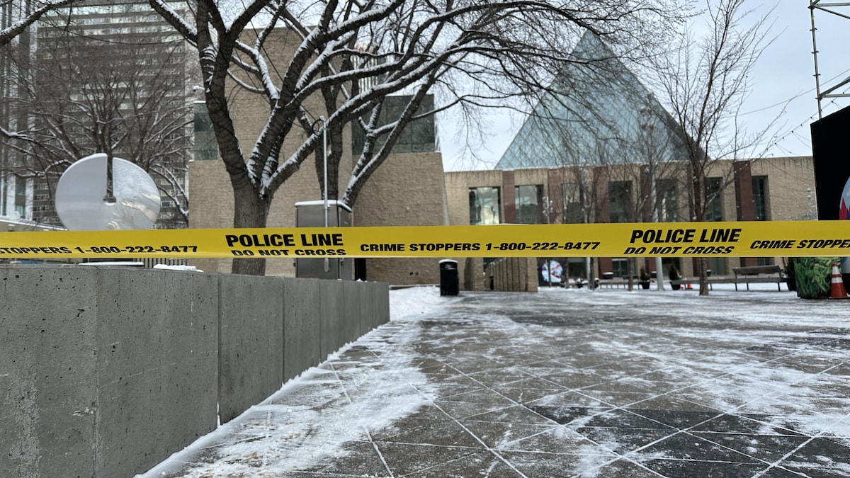 Des rubans de police ont été installés devant l'entrée principale du bâtiment de l'hôtel de ville d'Edmonton à la suite d'un incident lié à une arme à feu, le 23 janvier 2024.