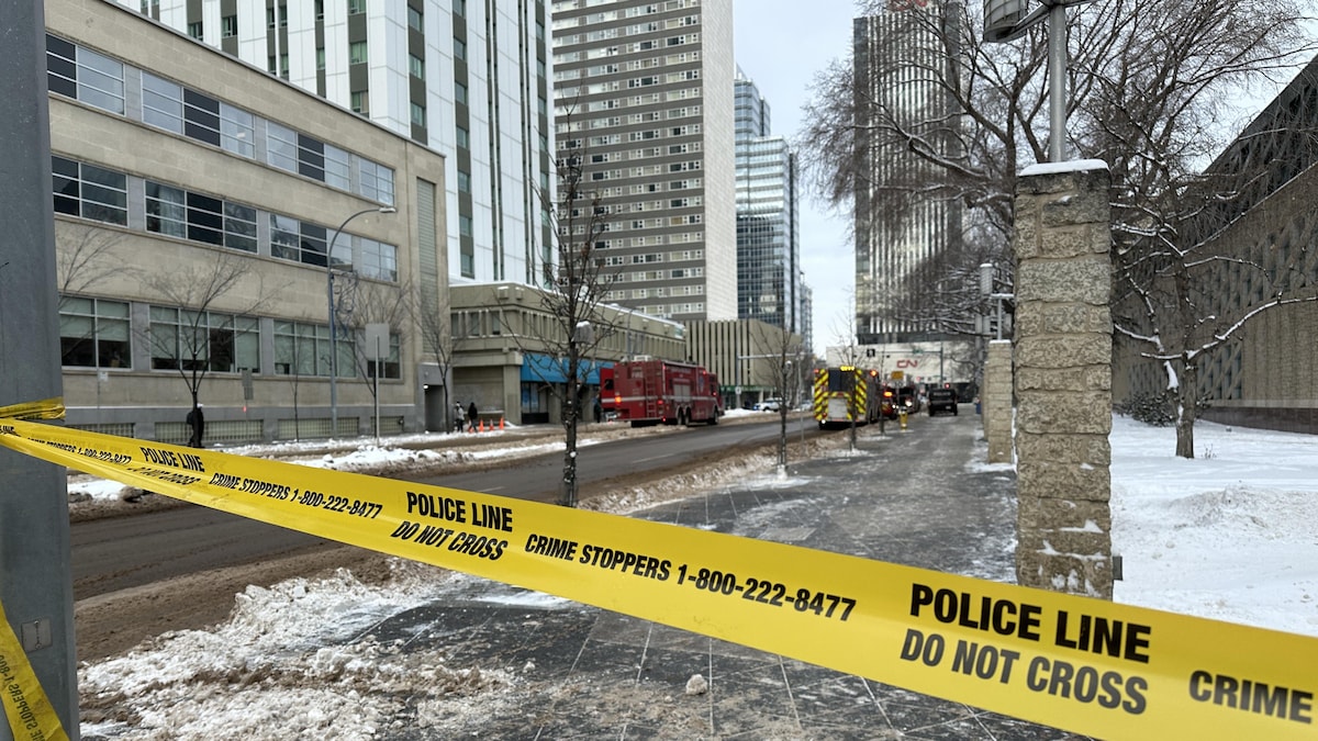 Des rubans de police ont été installés devant l'entrée principale du bâtiment de l'hôtel de ville d'Edmonton à la suite d'un incident lié à une arme à feu, le 23 janvier 2024.