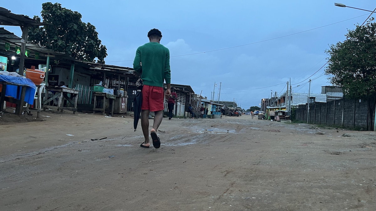 Un homme marche dans la rue.