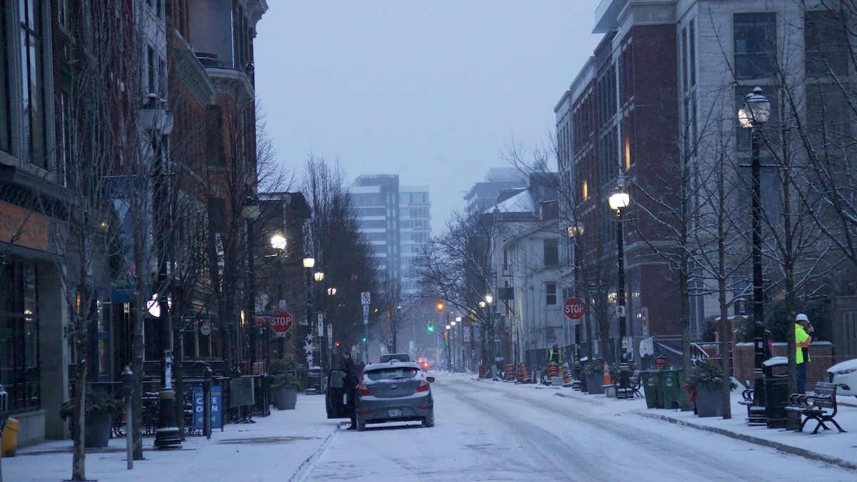 Une rue du centre-ville de Hamilton en plein hiver.