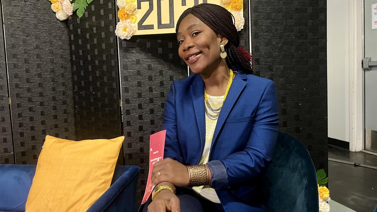 Ruth Evelyn Tchicaya est assise dans un fauteuil.  