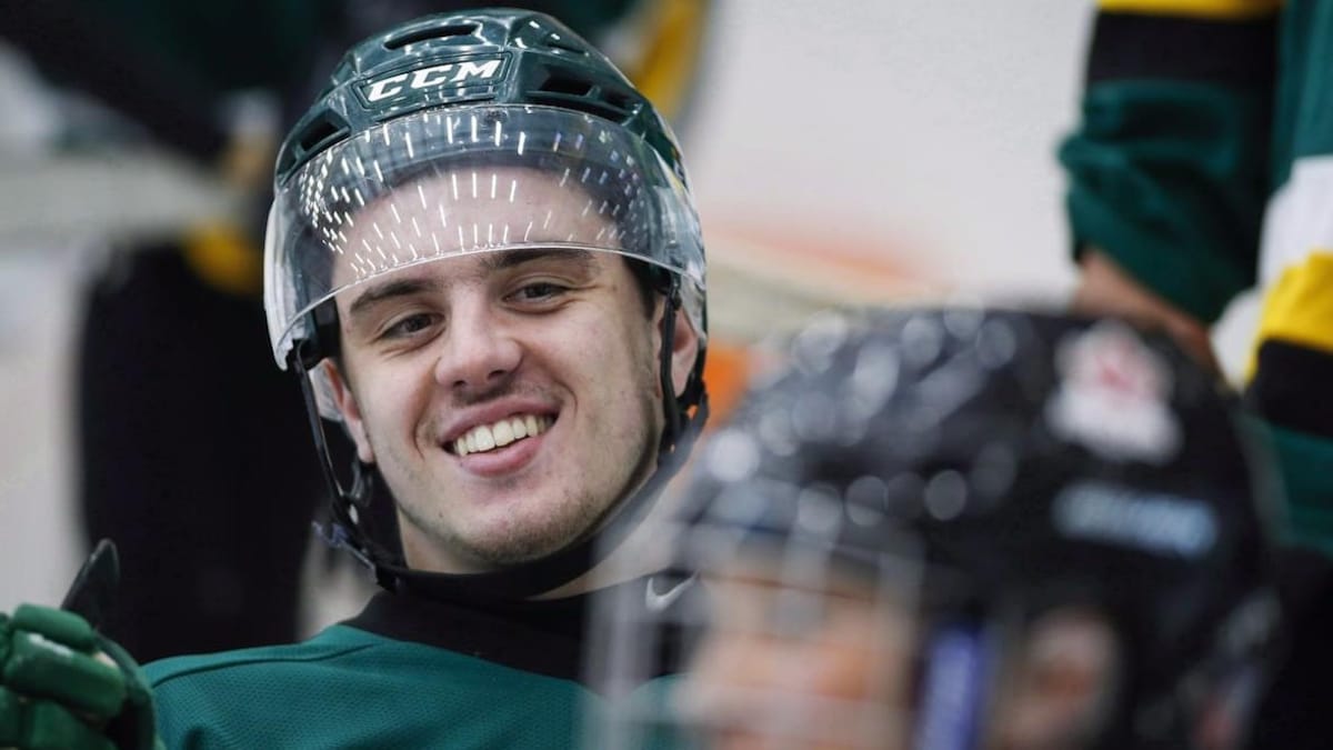 Ryan Straschnitzki souriant avec un casque de hockey.