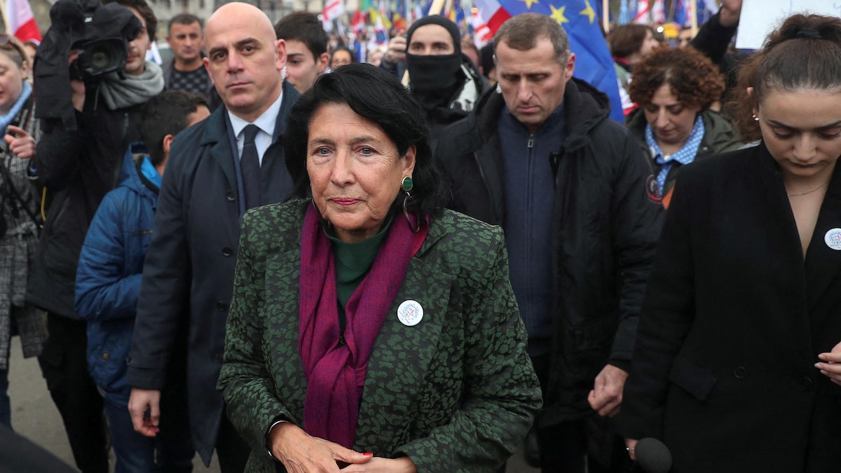 La présidente de la Géorgie, Salomé Zourabichvili, est entourée de manifestants lors d'une marche en faveur de l'adhésion de ce pays du Caucase à l'Union européenne.