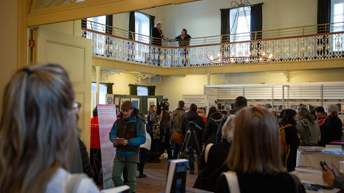 Plusieurs personnes visitent les kiosques du salon au Morrin Centre.