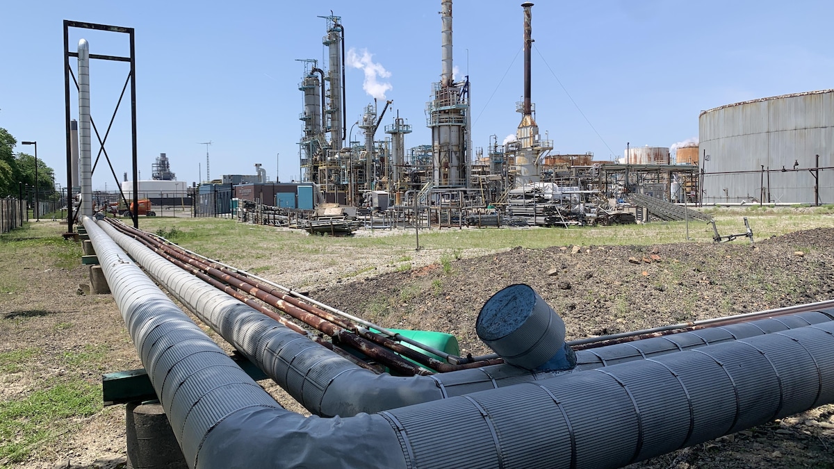 Une raffinerie de pétrole. 