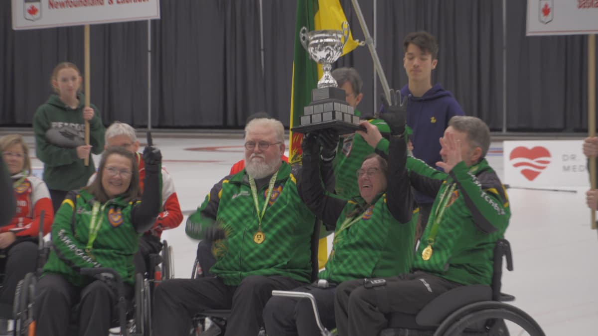 Les membres d'Équipe Saskatchewan tiennent la coupe à bout de bras après leur victoire au Championnat canadien de curling en fauteuil roulant.