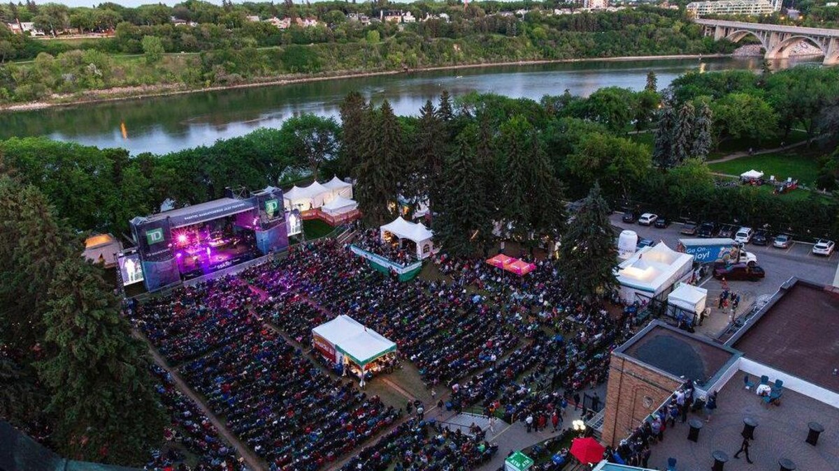 Une vue en plongée sur le site du Festival de jazz de la Saskatchewan.
