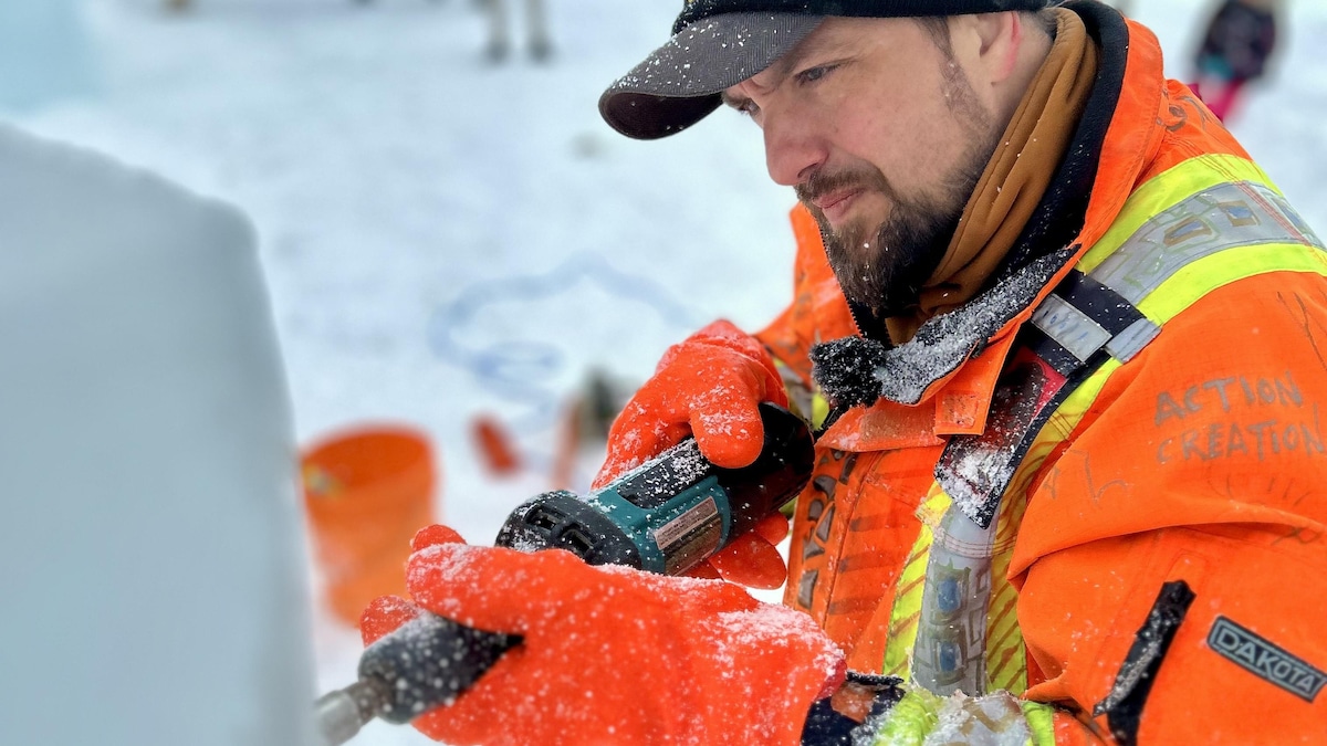 Alex S. Girard Un sculpteur de glace au travail. 
