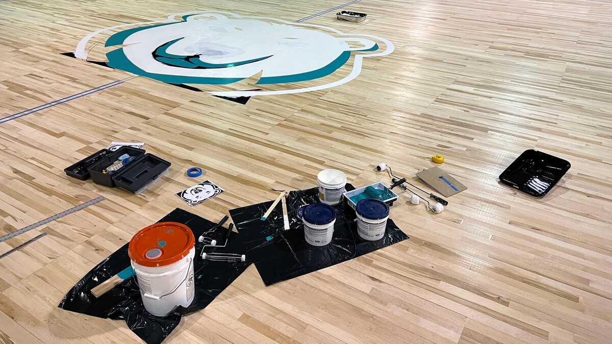 Seau de peinture sur un terrain de basket
