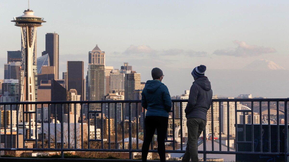 Deux personnes observent la ville de Seattle
