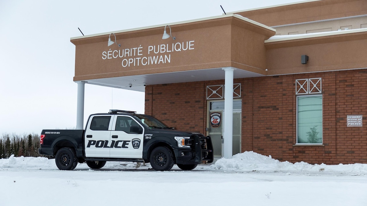 Une camionnette de police devant le poste de la sécurité publique d'Opitciwan en hiver.