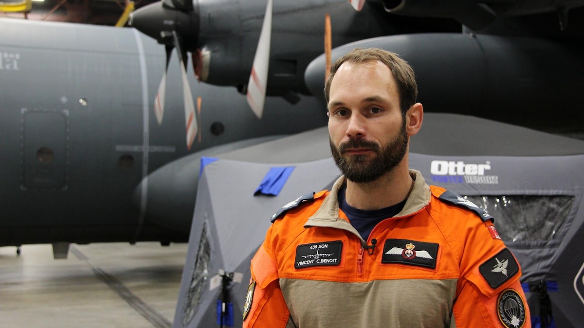 Le sergent Vincent C. Morin se tient en uniforme devant un avion de type CC-130H Hercules.